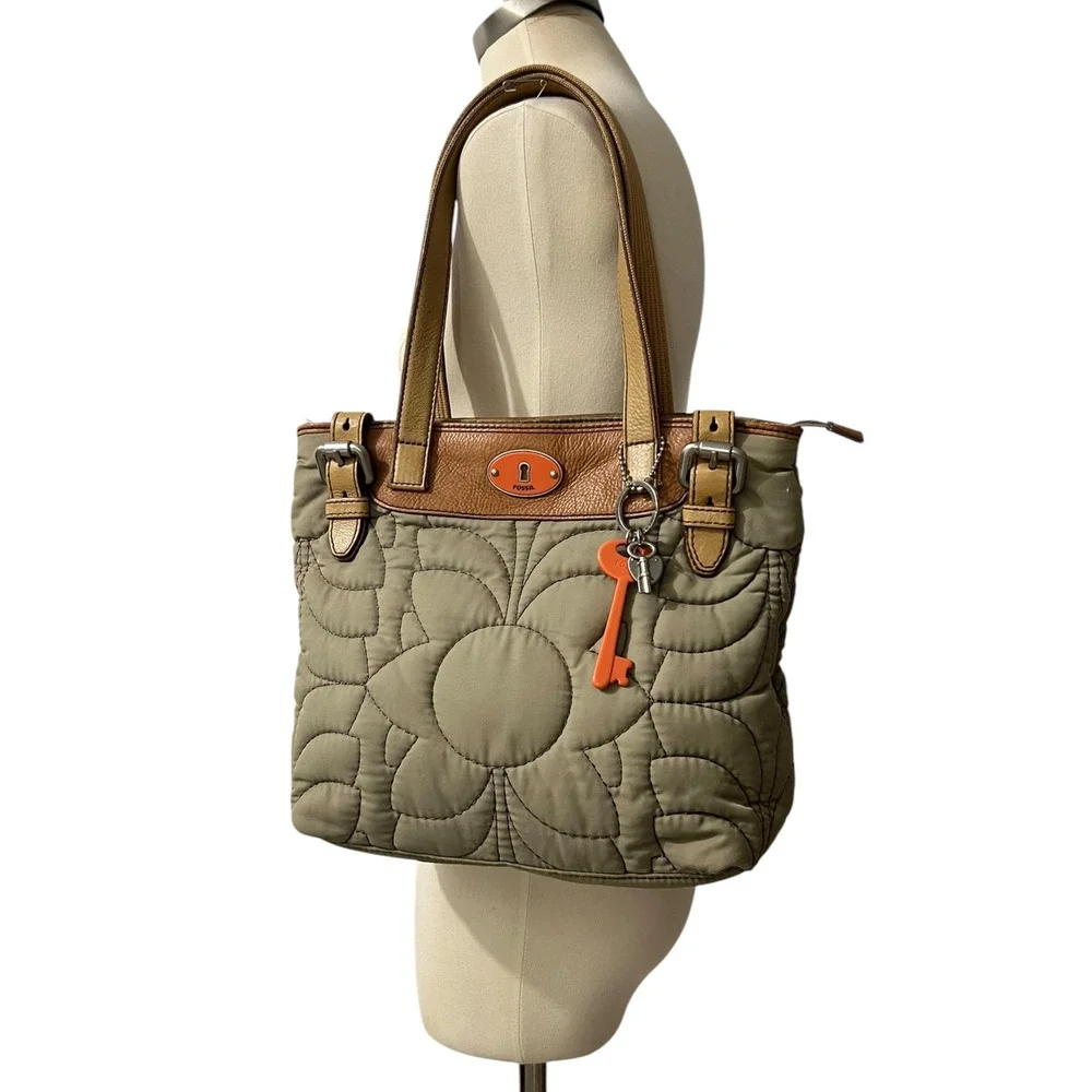 Fossil Quilted Flower Key-Per Tote Bag Beige Tan Leather Key Charm Y2K